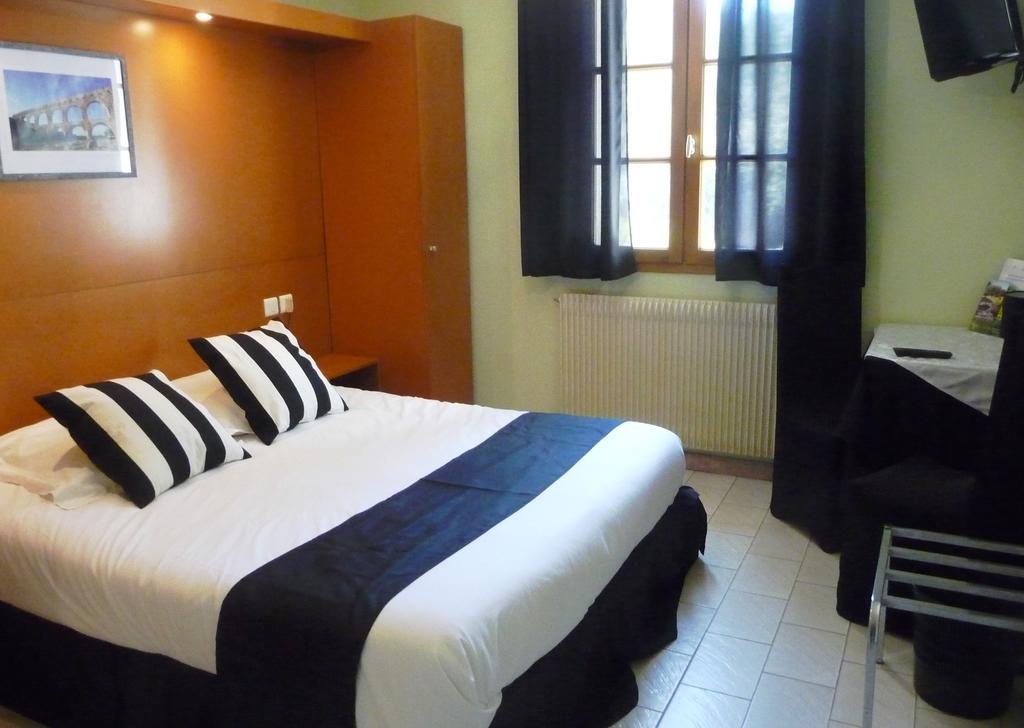 Hotel Restaurant Le Colombier Remoulins Room photo