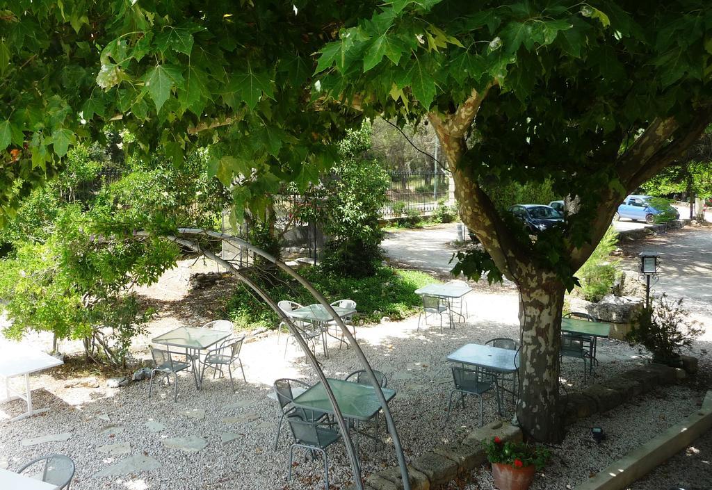 Hotel Restaurant Le Colombier Remoulins Exterior photo